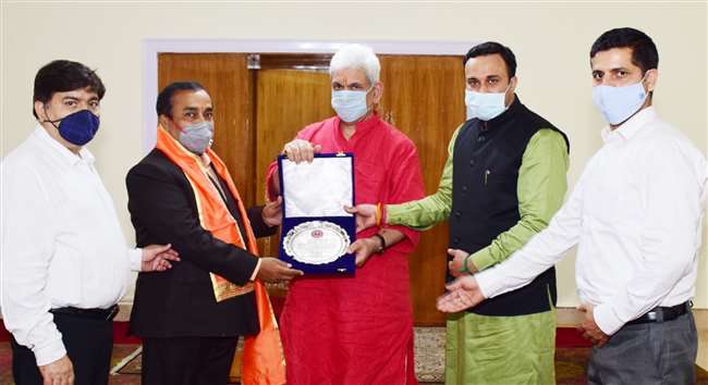 उपराज्यपाल मनोह सिन्हा ने मंगलवार को प्रो. मदन मोहन झा को कैलख संस्कृत रत्न पुरस्कार प्रदान किया