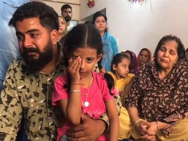 https://www.jagranimages.com/images/newimg/06042021/06_04_2021-rajkeshar_singh_family_21533485.jpg