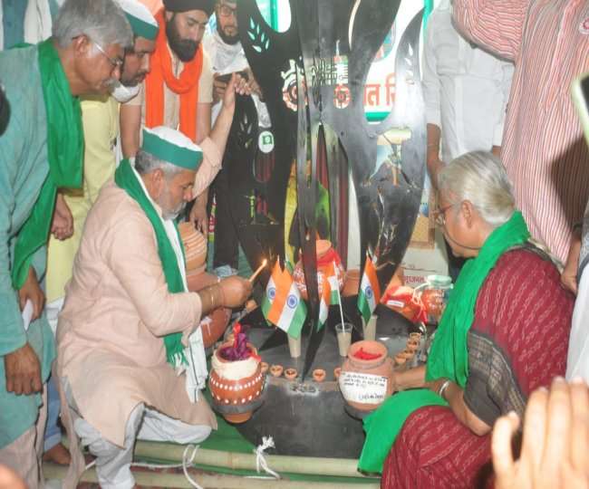 यूपी गेट पर मेधा पाटकर के साथ पहुंचा सत्याग्रहियों का दल