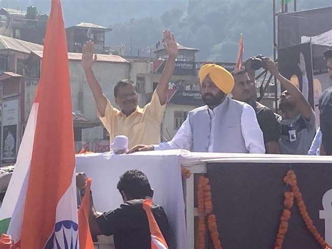 मंडी में रोड शो के दौरान अरविंद केजरीवाल और भगवंत मान।
