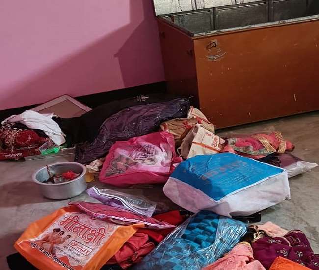अलीगढ़ के चंडौस में किसान के घर चोरी के बाद बिखरा सामान।