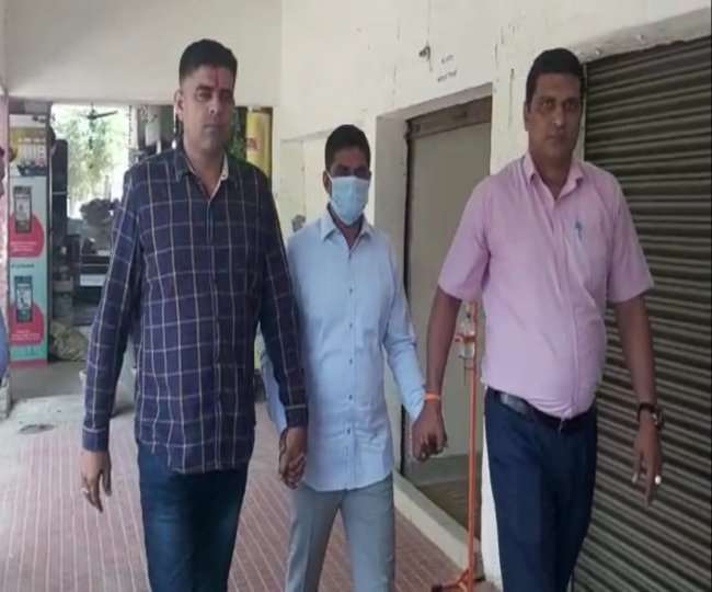 नगर निगम में हुए 200 करोड़ के घोटाले का मुख्य आरोपी ठेकेदार सतवीर विजिलेंस की हिरासत में।