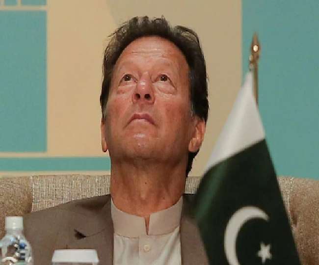 पाकिस्‍तान में जारी राजनीतिक संकट के बीच कार्यवाहक प्रधानमंत्री इमरान खान।