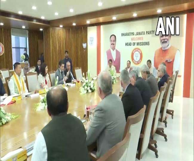 यूरोपीय संघ समेत 13 देशों के राजनयिक भाजपा कार्यालय पहुंचे। फोटो- एएनआइ