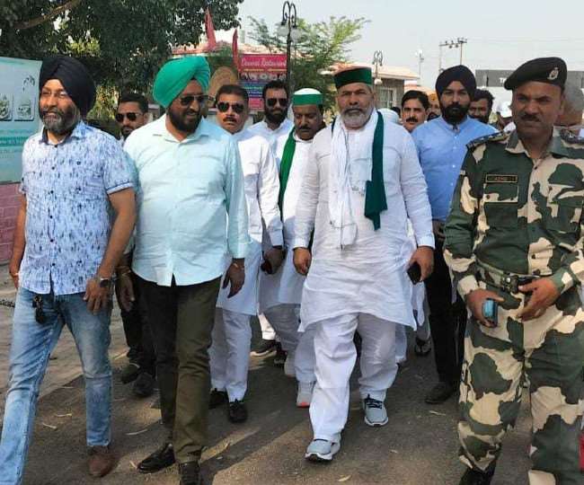 राकेश टिकैत जम्मू के सीमावर्ती क्षेत्रों में किसानों की समस्याओं का जायज लेने पहुंचे।