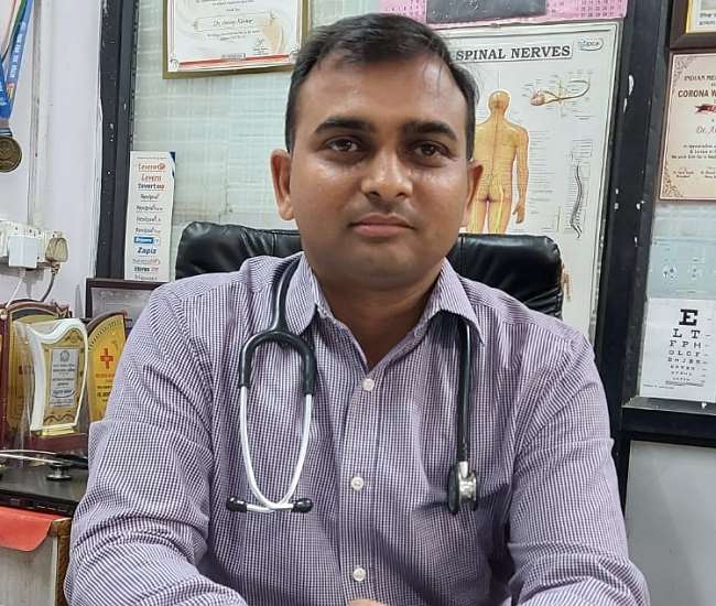 वर्चुअल आटिज्म के वारे में पत्रकारों से वार्ता करते हुए डा. अनूप कुमार।
