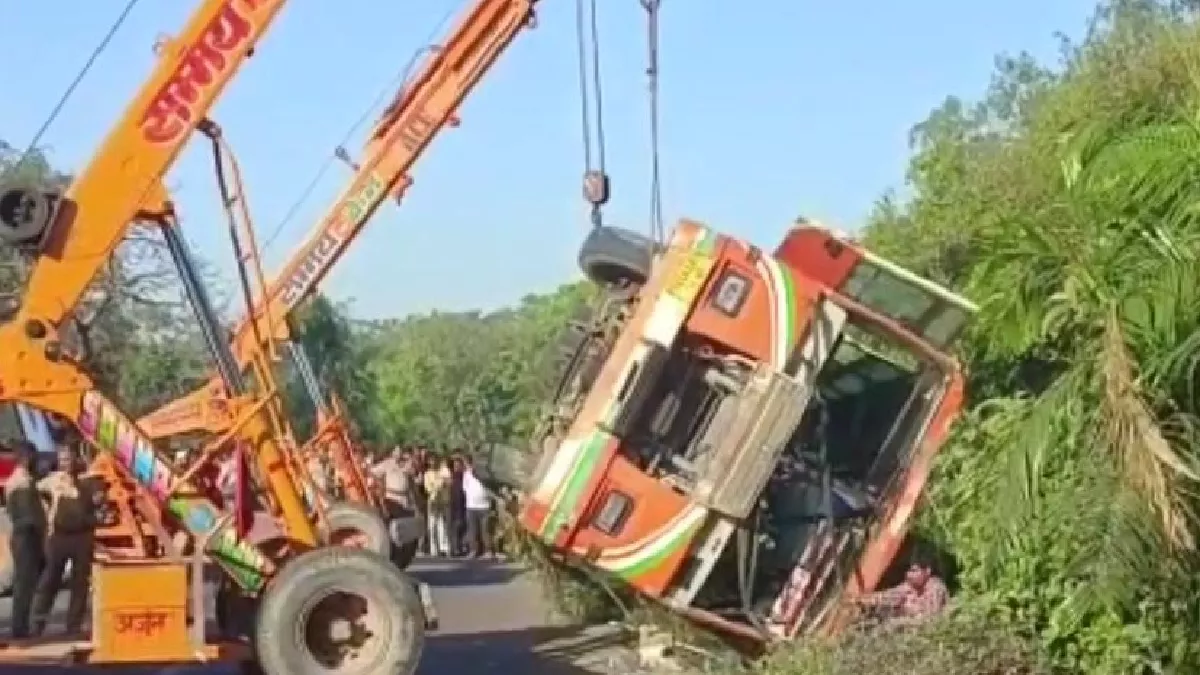 Balrampur News: बलरामपुर में भीषण सड़क हादसा, तेज रफ्तार रोडवेज बस खाई में पलटी, एक की मौत 18 घायल