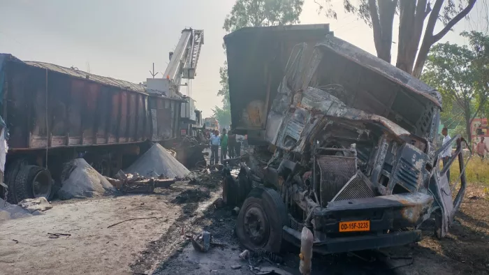 एक हाईवा व दो ट्रकों में टक्कर, तीनों के चालक जिंदा जले