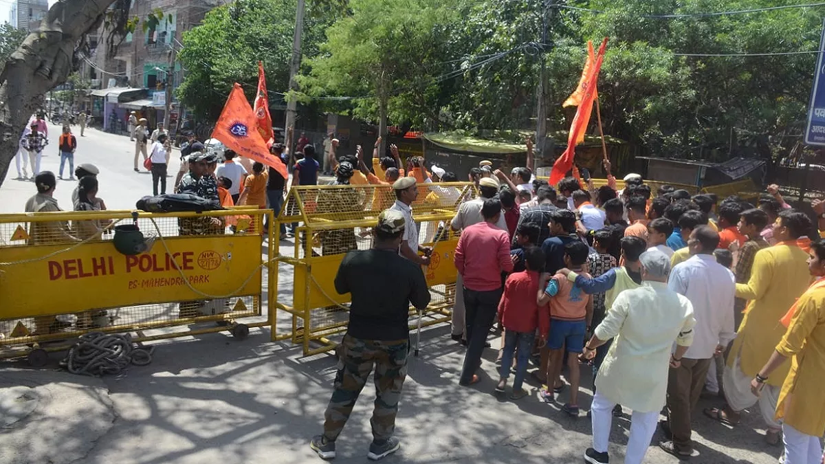 Hanuman Janmotsav 2023: दिल्ली के जहांगीरपुरी में पुलिस के साये में शोभायात्रा, बंगाल में भी फोर्स तैनात