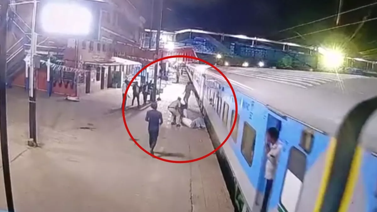 झाझा स्टेशन पर जवानों ने यात्री के ट्रेन से कटने से बचाया
