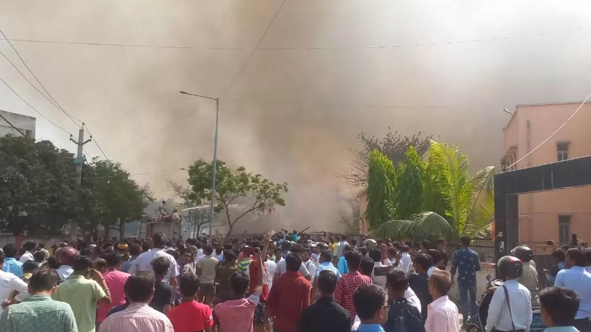 fierce fire in patna after 200 huts were gutted people searching things in ashes
