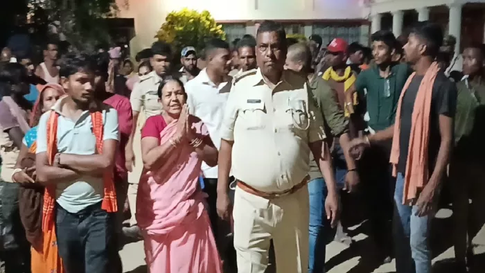 विवाद के बाद हाथ जोड़ कर रोती बिलखती महिला