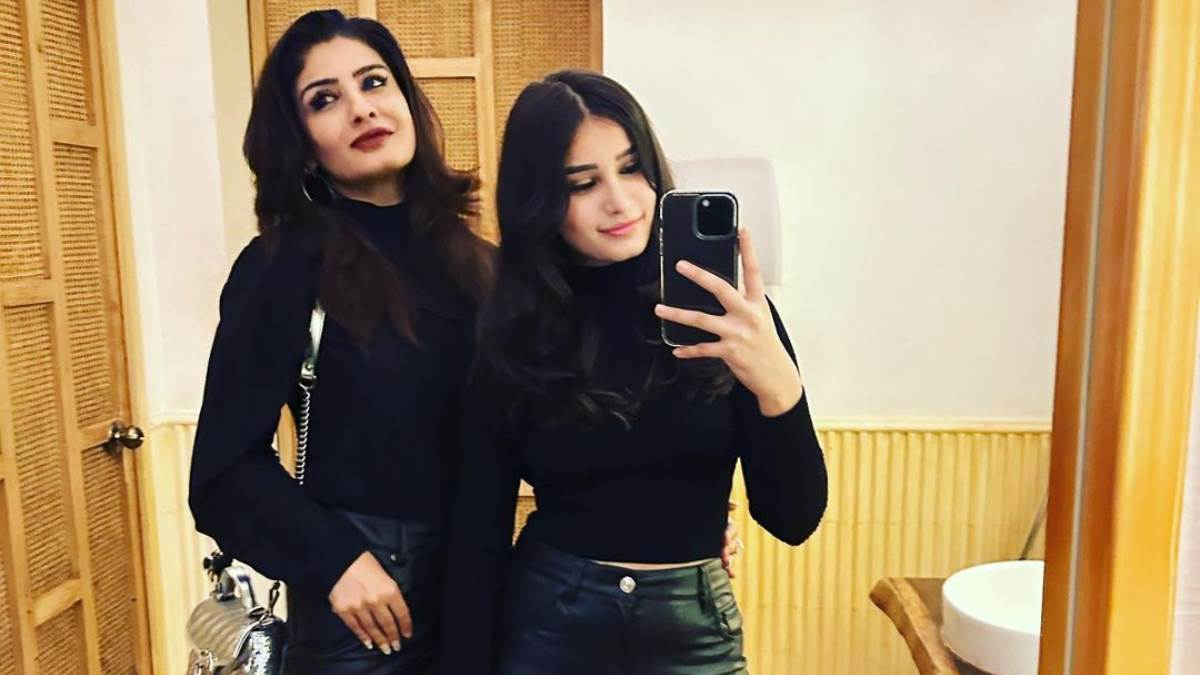 Raveena Tandon की बेटी को सेल्फी लेने के दौरान फैन ने दिया धक्का, एक्ट्रेस ने कहा- ध्यान से बच्चे हैं - Raveena Tandon daughter rasha was pushed by a fan while taking