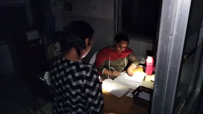 डॉक्टरों ने मोबाइल टॉर्च की रोशनी में किया इलाज
