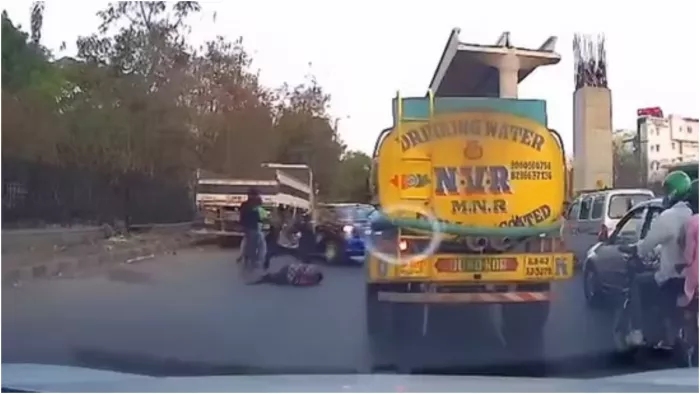 गुंडे बुलाकार सहकर्मी को पीटा (Image: Internet)
