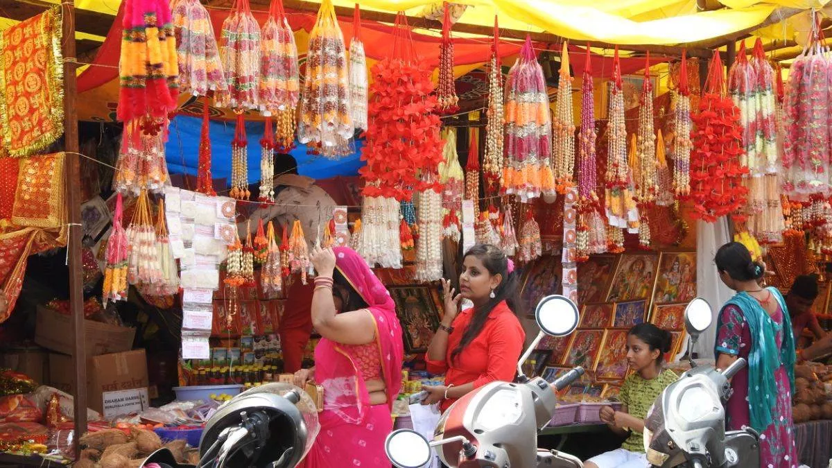 Chaitra Navratri 2024: नवरात्र को लेकर लोगों में दिखा खासा उत्साह, सजने लगे बाजार; व्रत संबंधी खाद्य पदार्थों की मांग बढ़ी