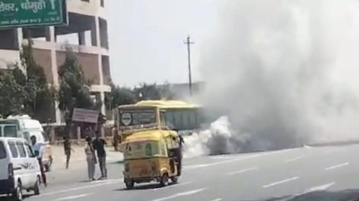 Fire In School Bus: हाईवे पर दौड़ रही थी डीपीएस स्कूल की बस, तभी अचानक हुआ कुछ ऐसा कि जान बचाकर कूदे 40 बच्चे, देखते ही देखते...