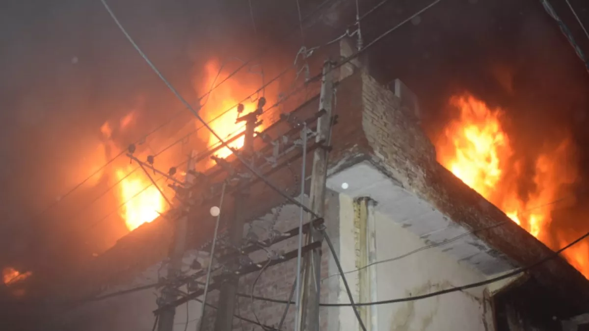 Panipat Fire: पानीपत में गैस सिलेंडर ब्लास्ट, धू-धू कर जला कीमती सामान; लोगों ने कूदकर बचाई अपनी जान