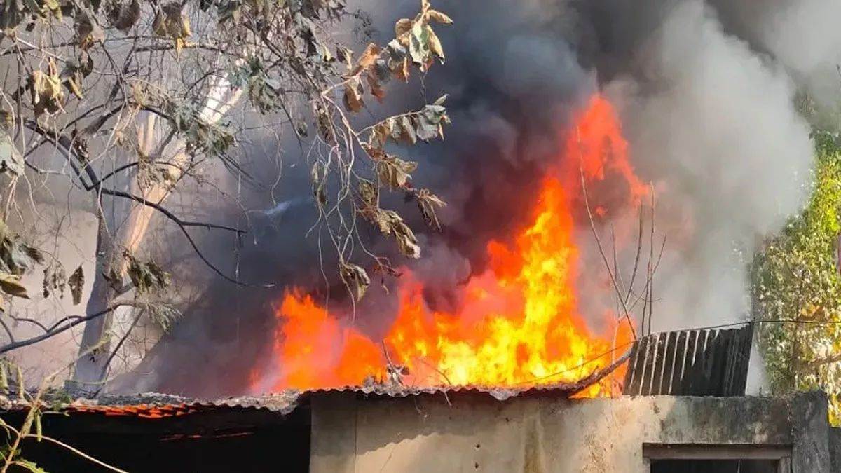 https://www.jagranimages.com/images/newimg/06042024/06_04_2024-gas_cylinder_blast_23690970.jpg