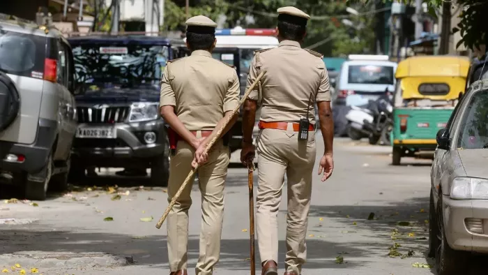 ड्यूटी के दौरान पुलिस वर्दी में बनाई रील तो होगी कार्रवाई (सांकेतिक)।