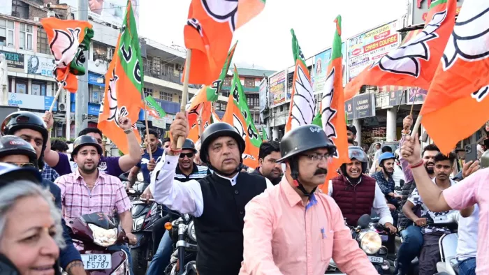 मंडी में स्थापना दिवस पर भाजपाइयों ने निकाली बाइक रैली