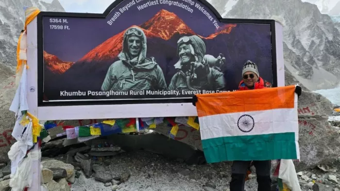 एवरेस्ट बेस कैंप पर पहुंचे देवघर के चिकित्सक डॉ. अविनाश कुमार (फोटो- जागरण)