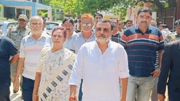 दुमका के एमएलए-एमपी कोर्ट में शनिवार को पेशी के बाद बाहर निकलते डॉ. निशिकांत दुबे व अन्य