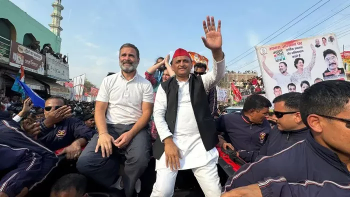 मेनका और वरूण गांधी के गढ़ में राहुल-अखिलेश की जोड़ी