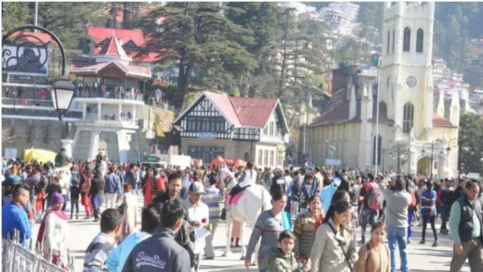 वीकेंड पर ठंड का मजा लेने शिमला पहुंचे पर्यटक