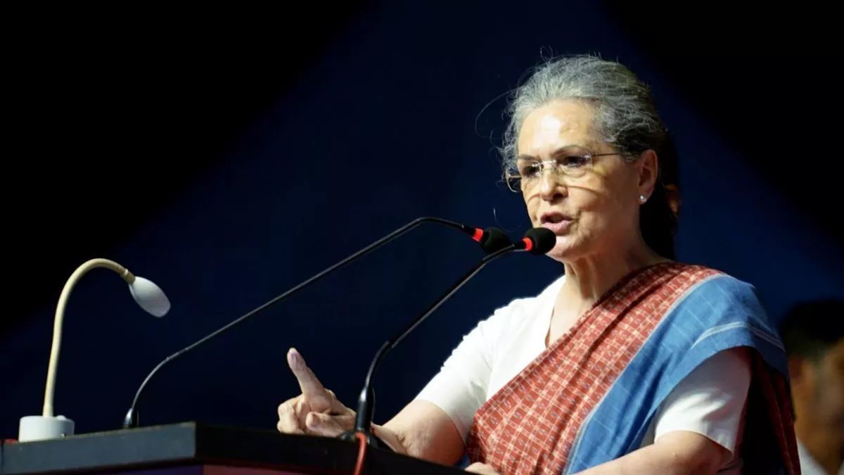 'लोकतंत्र खतरे में, संविधान बदलने की रची जा रही साजिश', जयपुर की रैली में भाजपा पर बरसीं सोनिया गांधी