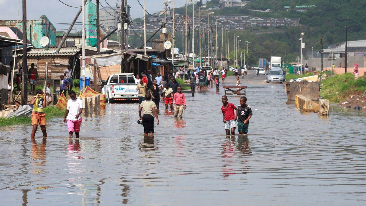 https://www.jagranimages.com/images/newimg/06042025/06_04_2025-america_flood_23913294.jpg