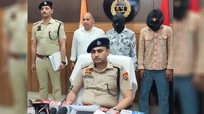 प्रेसवार्ता में जानकारी देते एसपी लोकेंद्र, पीछे काले कपड़े में खड़े हत्यारोपित आरोपित