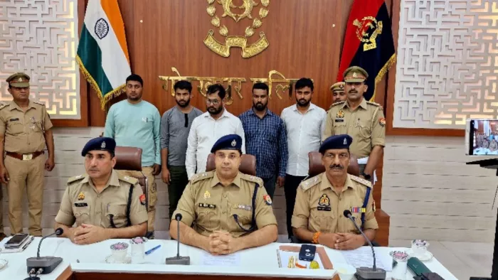 पुलिस की गिरफ्त में जालसाजी के आरोपी, प्रेस वार्ता में एसएसपी डा. गौरव ग्रोवर, एसपी दक्षिणी व सीओ गोला। जागरण