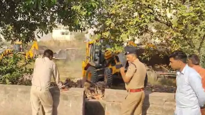 ज्वालापुर क्षेत्र में सिंचाई विभाग की जमीन से हटवाया मज़ार