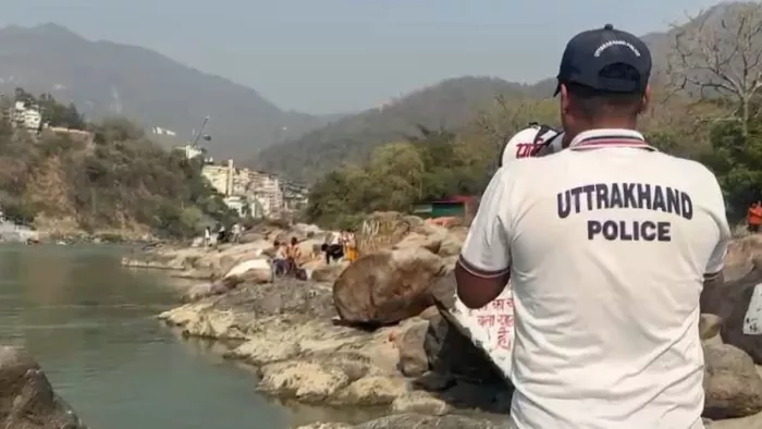 Rishikesh Ganga Ghats : लक्ष्मणझूला में गंगा के संवेदनशील तटों पर पुलिस ने लगाई रोक. Jagran