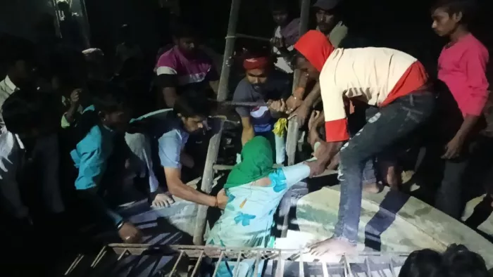 सीढ़ी के सहारे महिला को निकालते लोग। (जागरण)