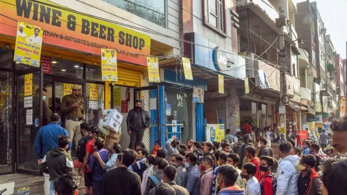 दिल्ली में शराब की दुकान पर लगी लोगों की लाइन। फाइल फोटो।