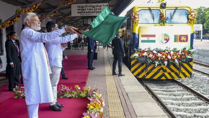 पीएम मोदी और श्रीलंका के राष्ट्रपति ने ट्रेन को दिखाई हरी झंडी। ( फोटो- पीटीआई )