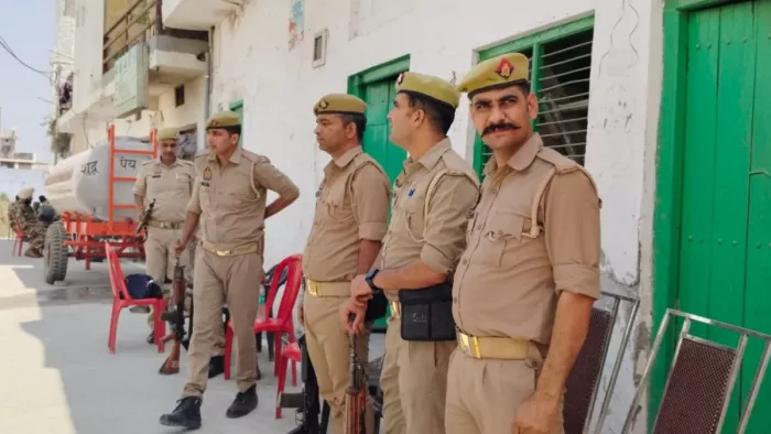 संभल की जामा मस्जिद के सामने तैनात पीएसी जवान।