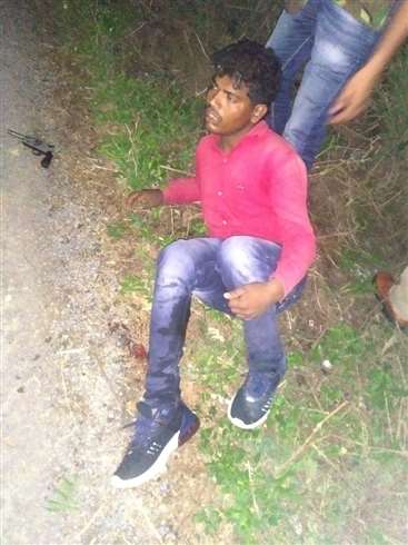 Jaunpur में मुठभेड़ में पशु तस्कर गिरफ्तार, गोली लगने से एक सिपाही भी हो गया घायल