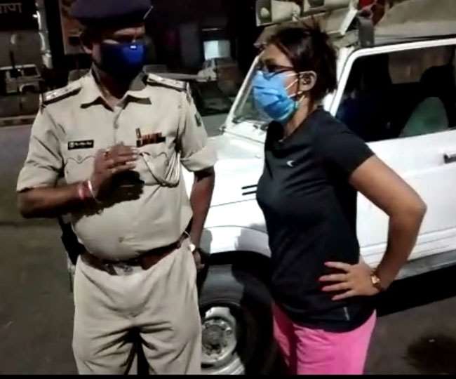 पटना के बोरिंग रोड चौराहे पर पुलिस से उलझती युवती। जागरण