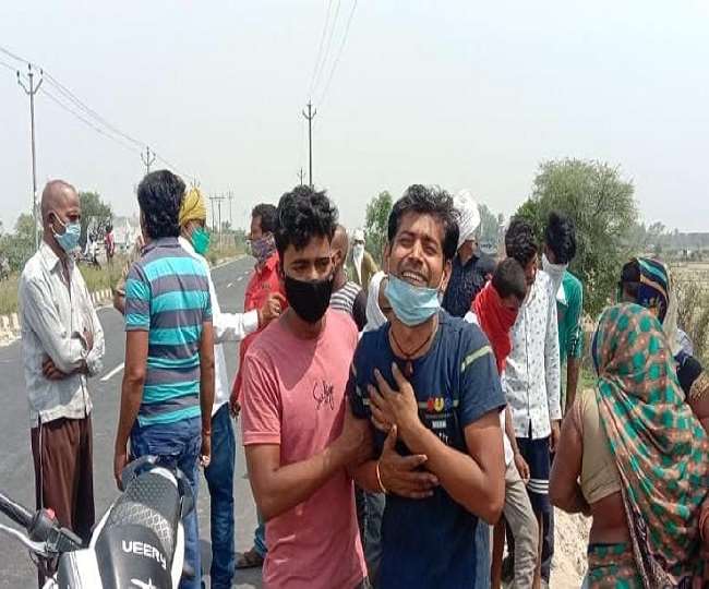 आजाद मार्ग पर हुई मार्ग दुघर्टना में महिला की मौत पर बिलखते स्वजन।