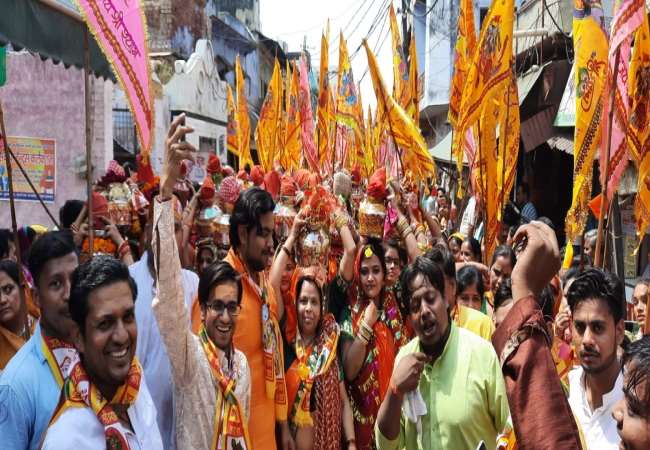 हाथरस में खाटू श्‍याम की भक्‍ति रस धारा में डूबे श्रद्धालु, निशान यात्रा  में झूमे भक्‍त - Devotees immersed in Bhakti Rasa stream of Khatu Shyam in  Hathras devotees swing in trail