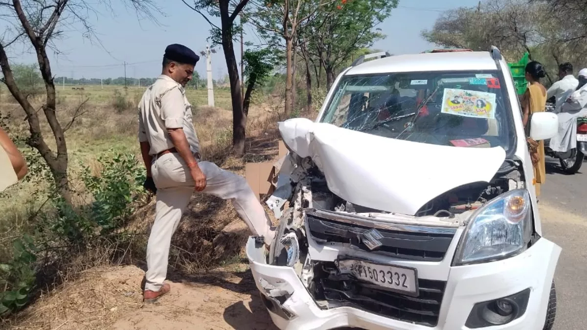 Road Accident: शेखपुरा में NH पर बालू लदे ट्रैक्टर से टकराई कार, 3 लोग घायल; एक की हालत नाजुक