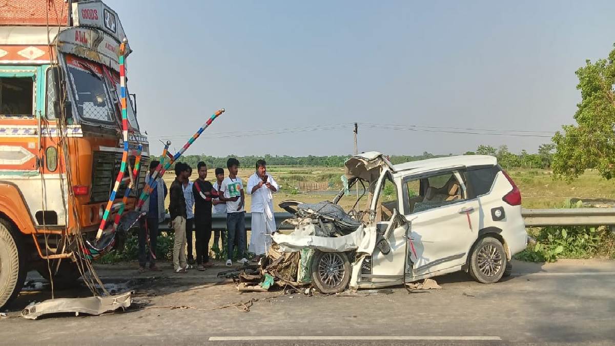 Horrific road accident in Vaishalis Chikanota trucks and cars collided with  each other five people of same family died