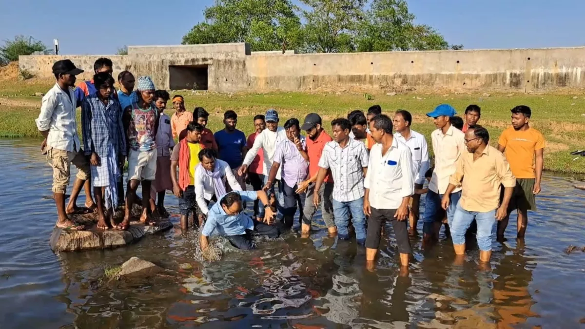 Jharkhand News: नदी में फिसले जामताड़ा विधायक इरफान अंसारी, आई गंभीर चोट