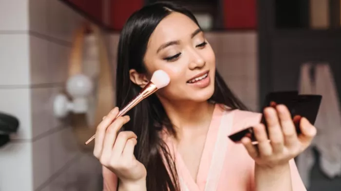Office Makeup Tips: ऑफिस गोइंग लेडीज ऐसे करें मेकअप