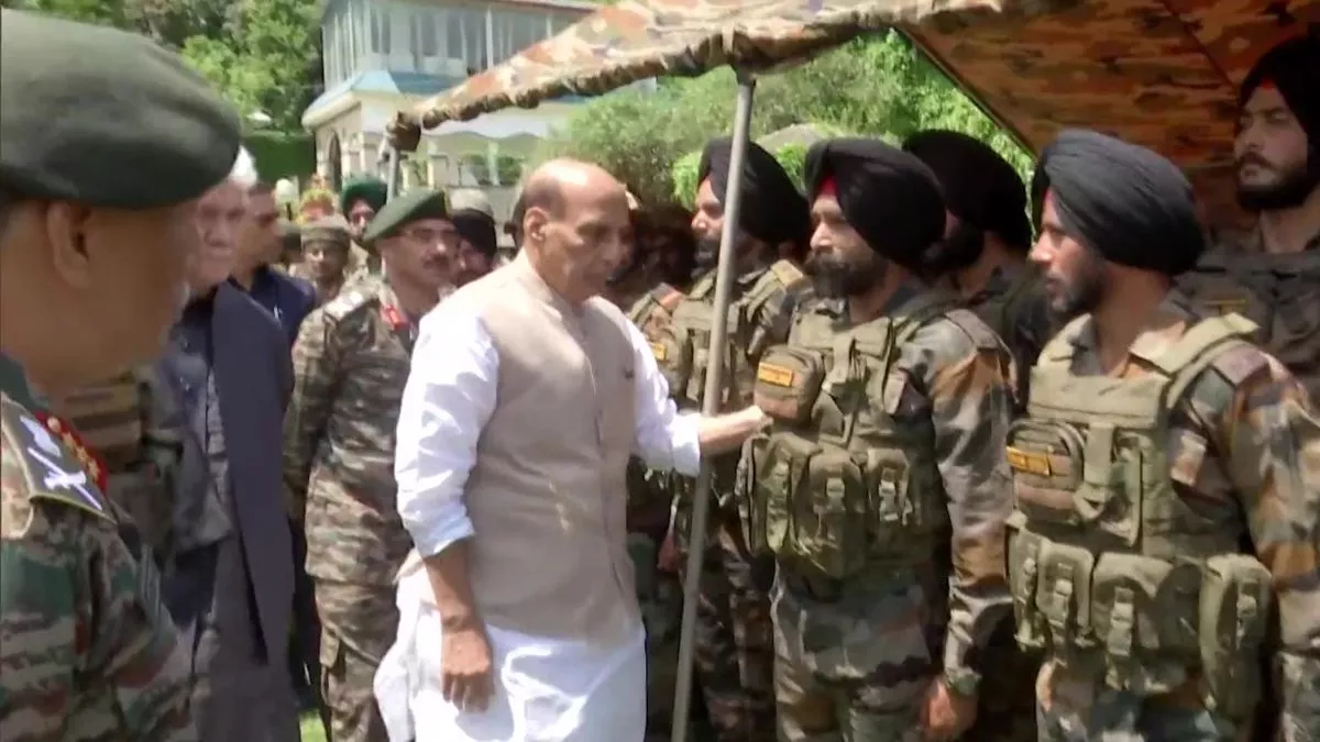 रक्षा मंत्री राजनाथ सिंह ने बलिदान जवानों को दी श्रद्धांजलि, राजौरी में सुरक्षा स्थिति का भी लिया जायजा