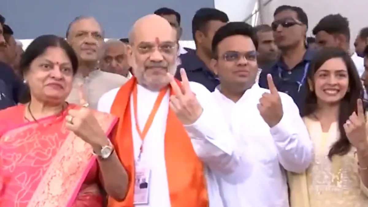 Gujarat Lok Sabha Election 2024 Voting LIVE: पीएम मोदी ने डाला वोट, बुजुर्ग महिला ने बांधी राखी, सुबह नौ बजे तक 9.87% वोटिंग