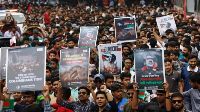 अमेरिका के विश्वविद्यालयों में फलस्तीन के समर्थन में हो रहा विरोध प्रदर्शन अब बांग्लादेश पहुंच गया है।